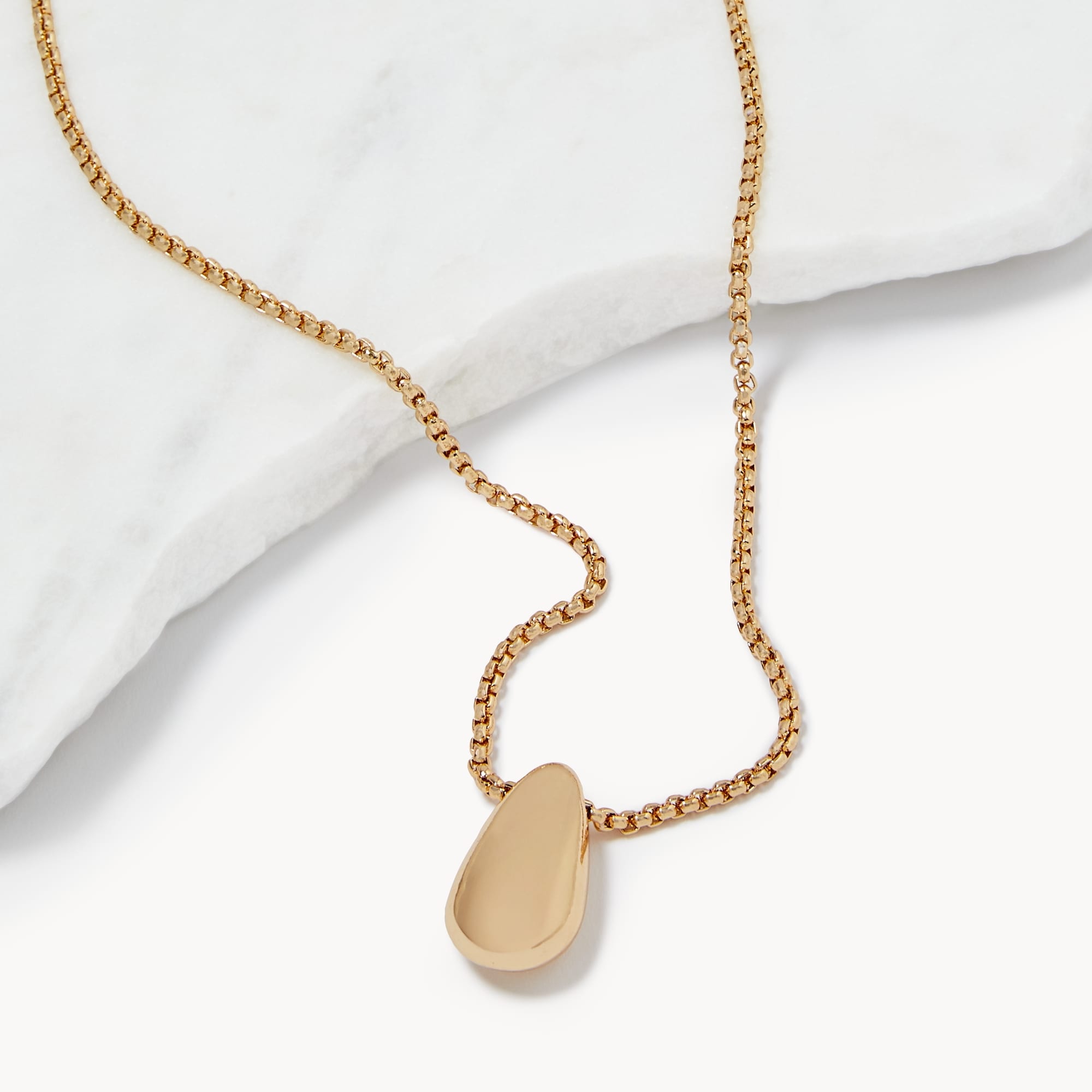Collier à chaîne longue avec pendentif en goutte dans Or Joe Fresh