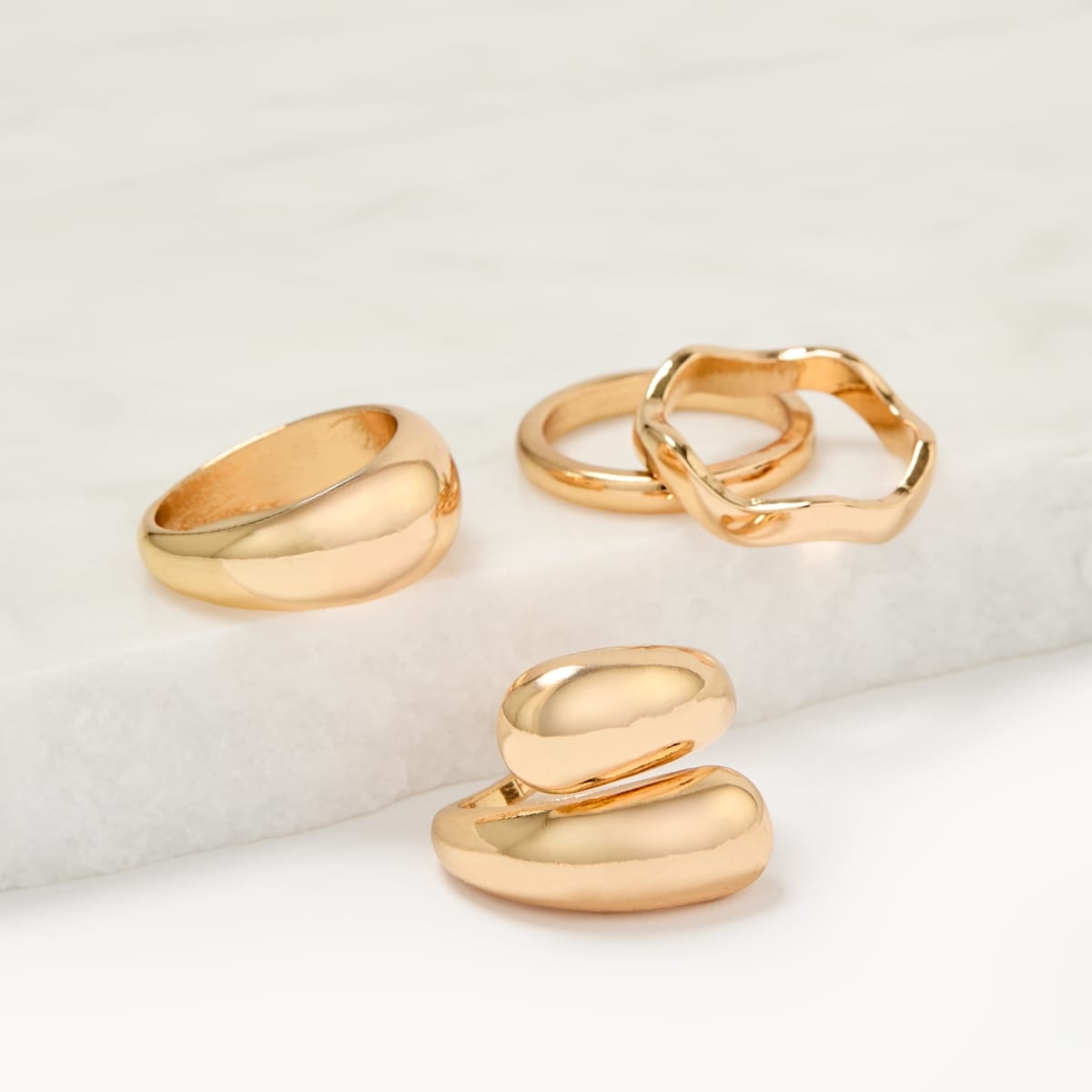 Ensemble de quatre (4)bagues sculpturales