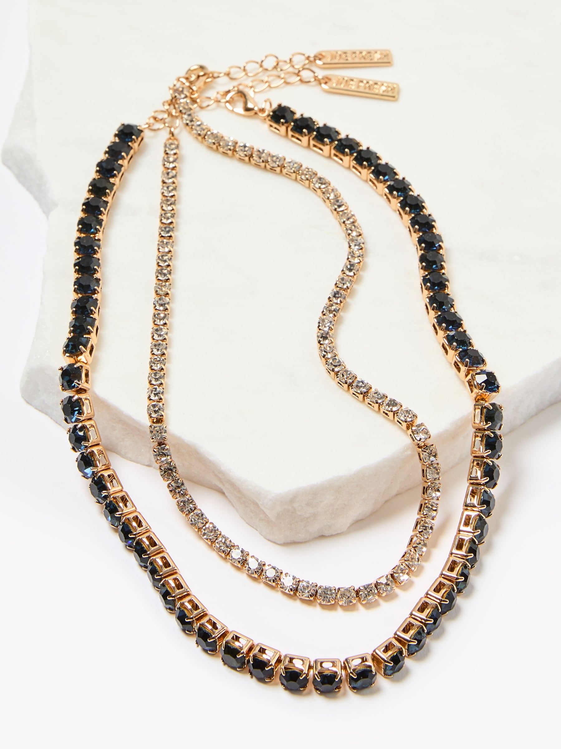 Ensemble de colliers avec pierres du Rhin noires