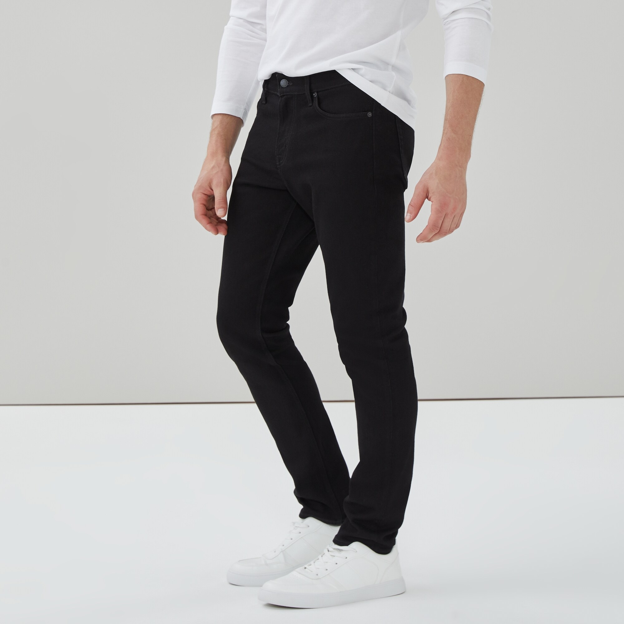 Jean noir délavé à coupe ajustée pour hommes