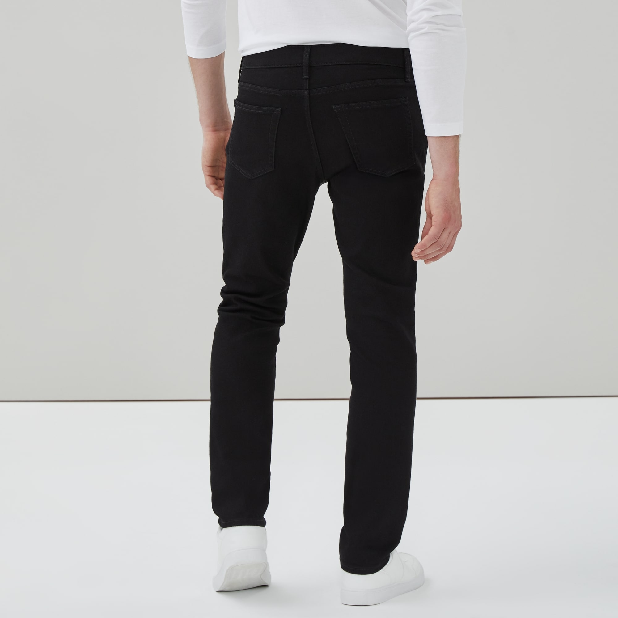 Jean noir délavé à coupe ajustée pour hommes