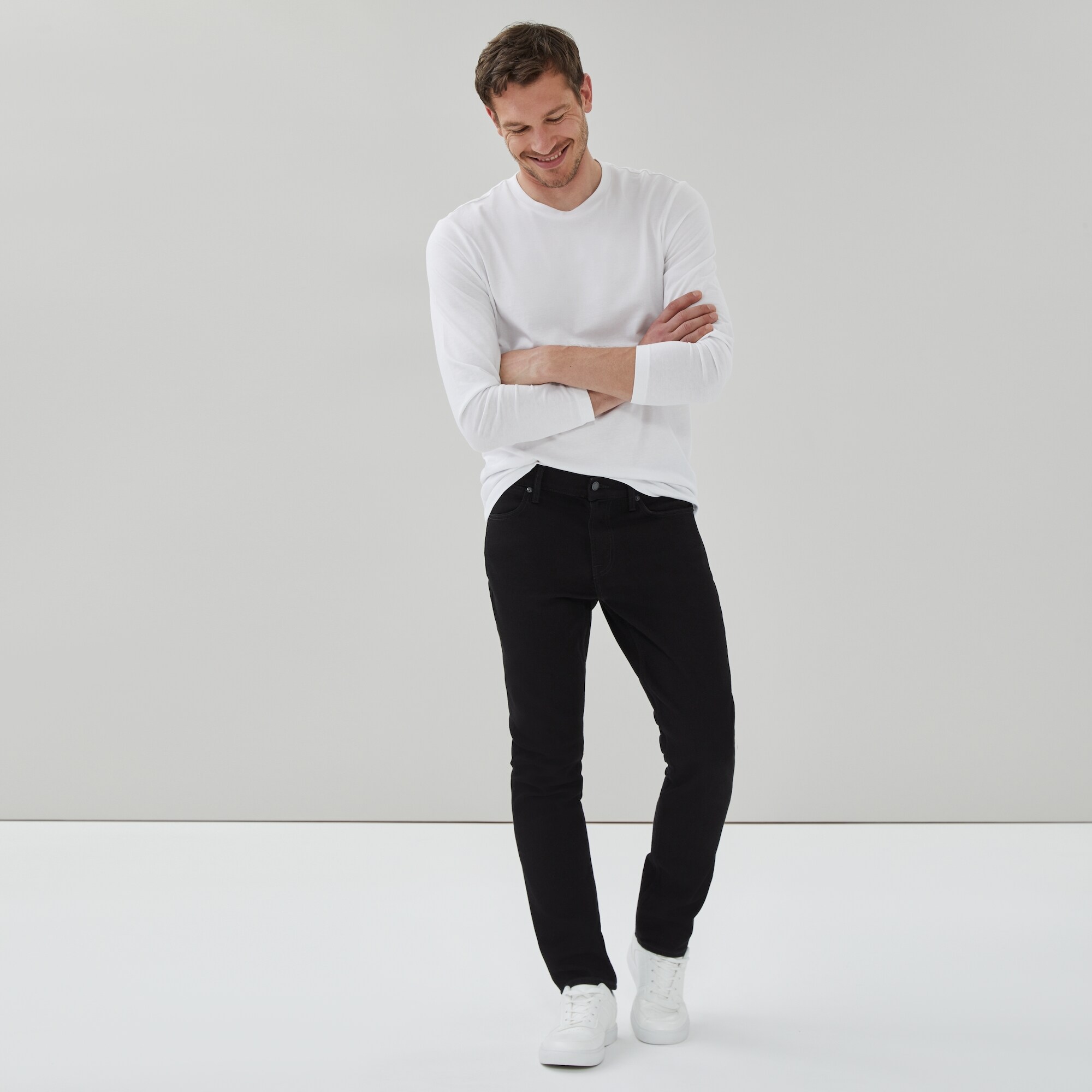 Jean noir délavé à coupe ajustée pour hommes