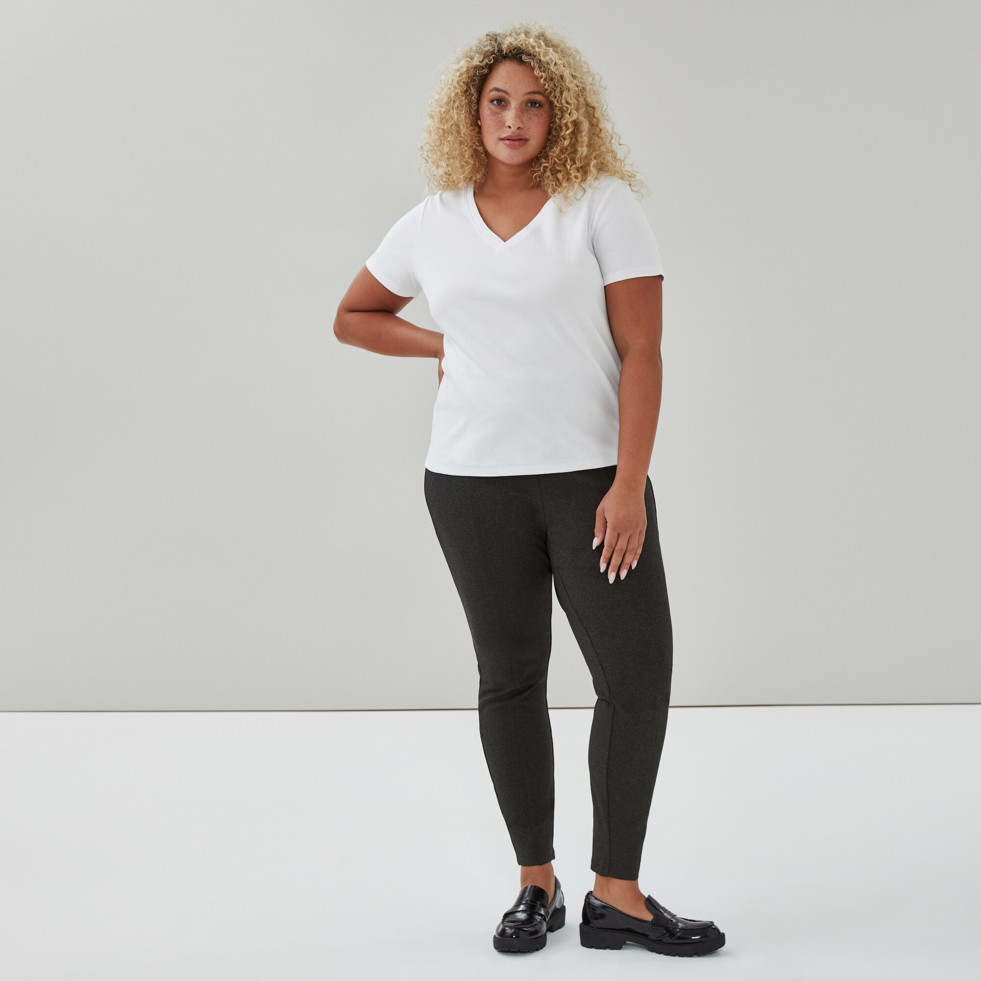 T-shirt à col en V en coton biologique Femmes+