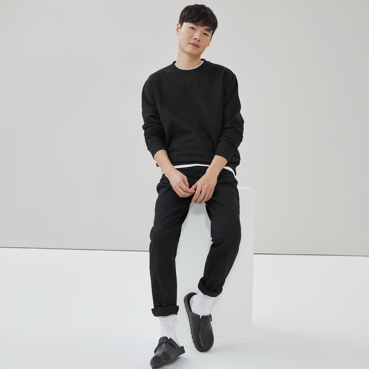 Men's Crew Neck Sweatshirt - Black