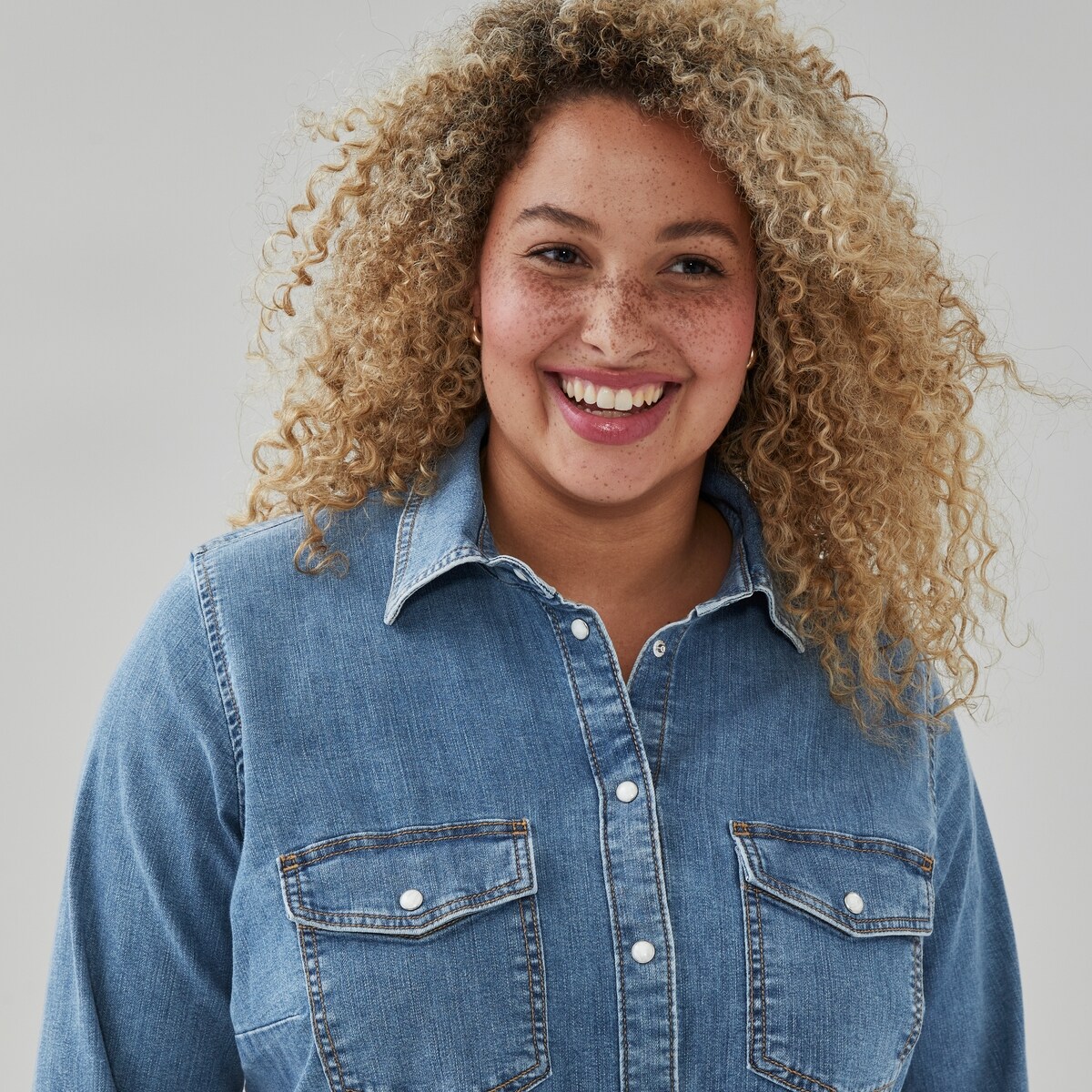 Joe Fresh Chemisier boutonné en denim Femmes+ 1 ea, 45,00 $/1ch