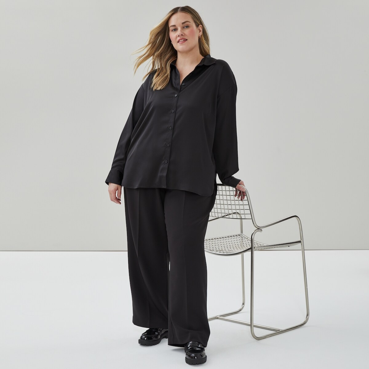 Joe Fresh Chemisier boutonné ample en satin Femmes+ 1 ea, 39,00 $/1ch