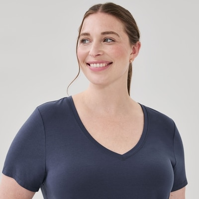 Joe Fresh T-shirt sport à col en V Femmes+ 1 ea, 16,00 $/1ch