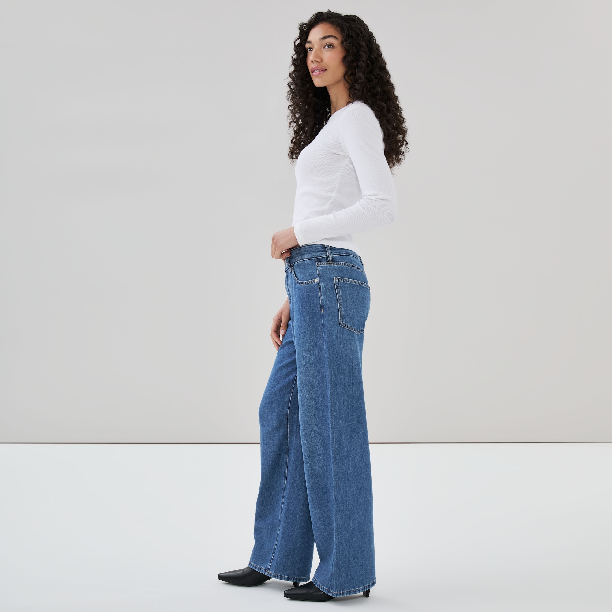 Medium Wash Relaxed Fit Jean