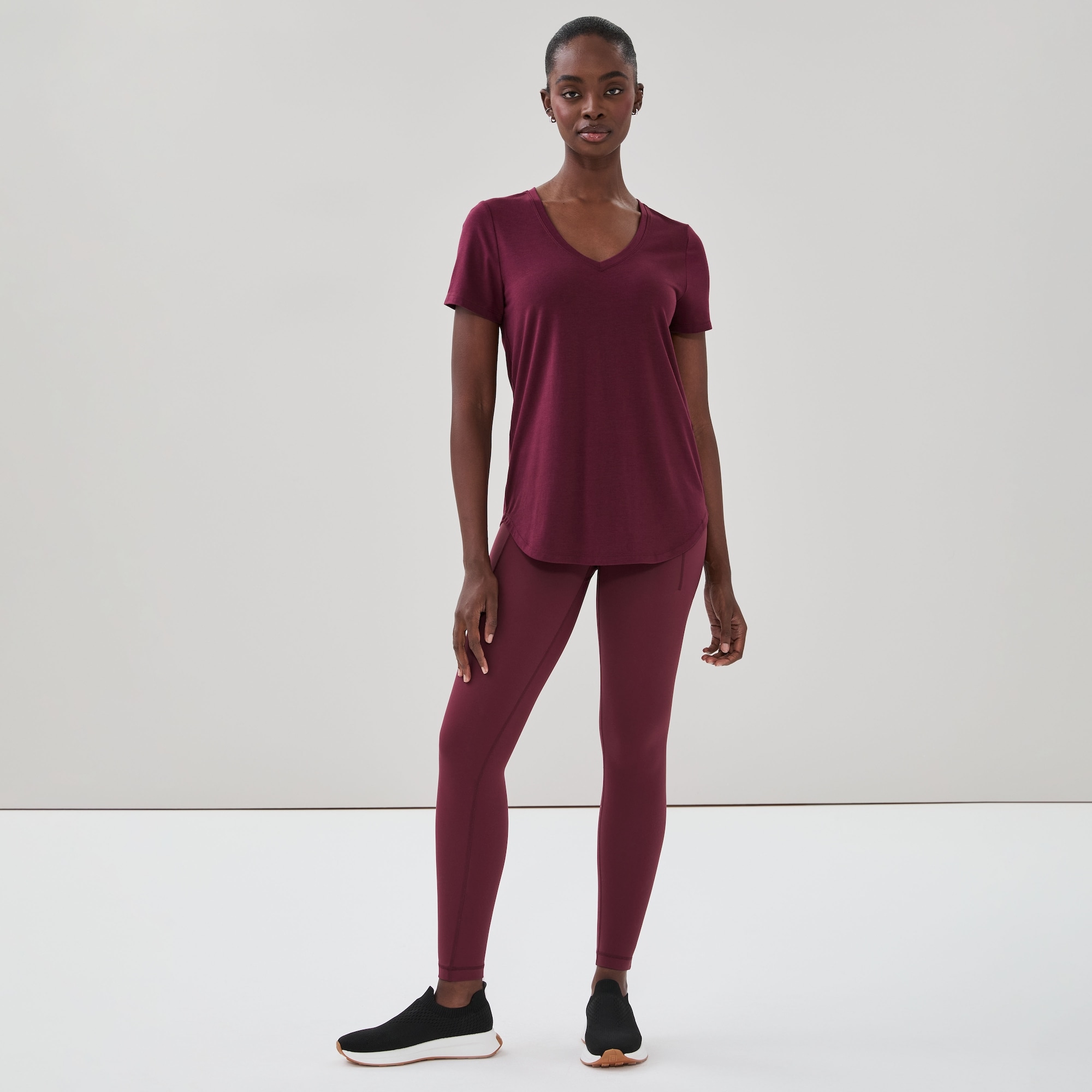 T-shirt sport à col en&nbsp;V