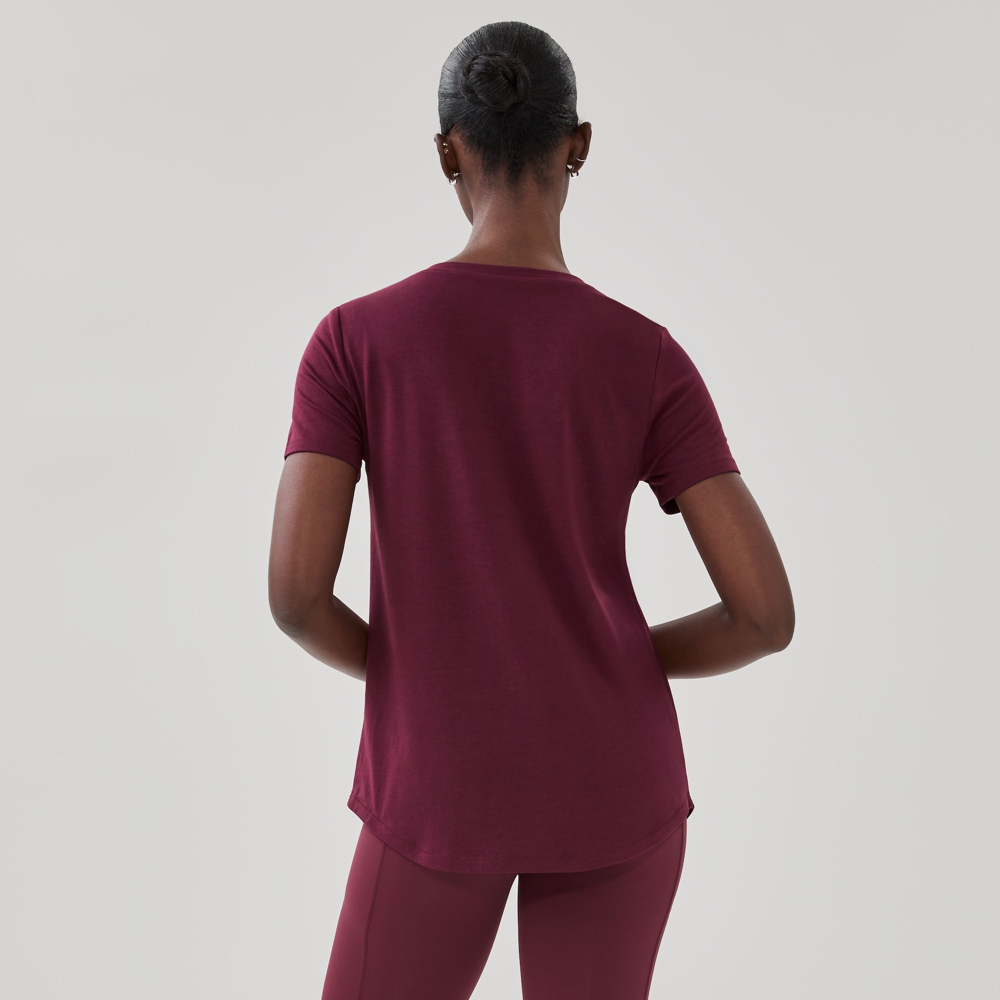 T-shirt sport à col en&nbsp;V