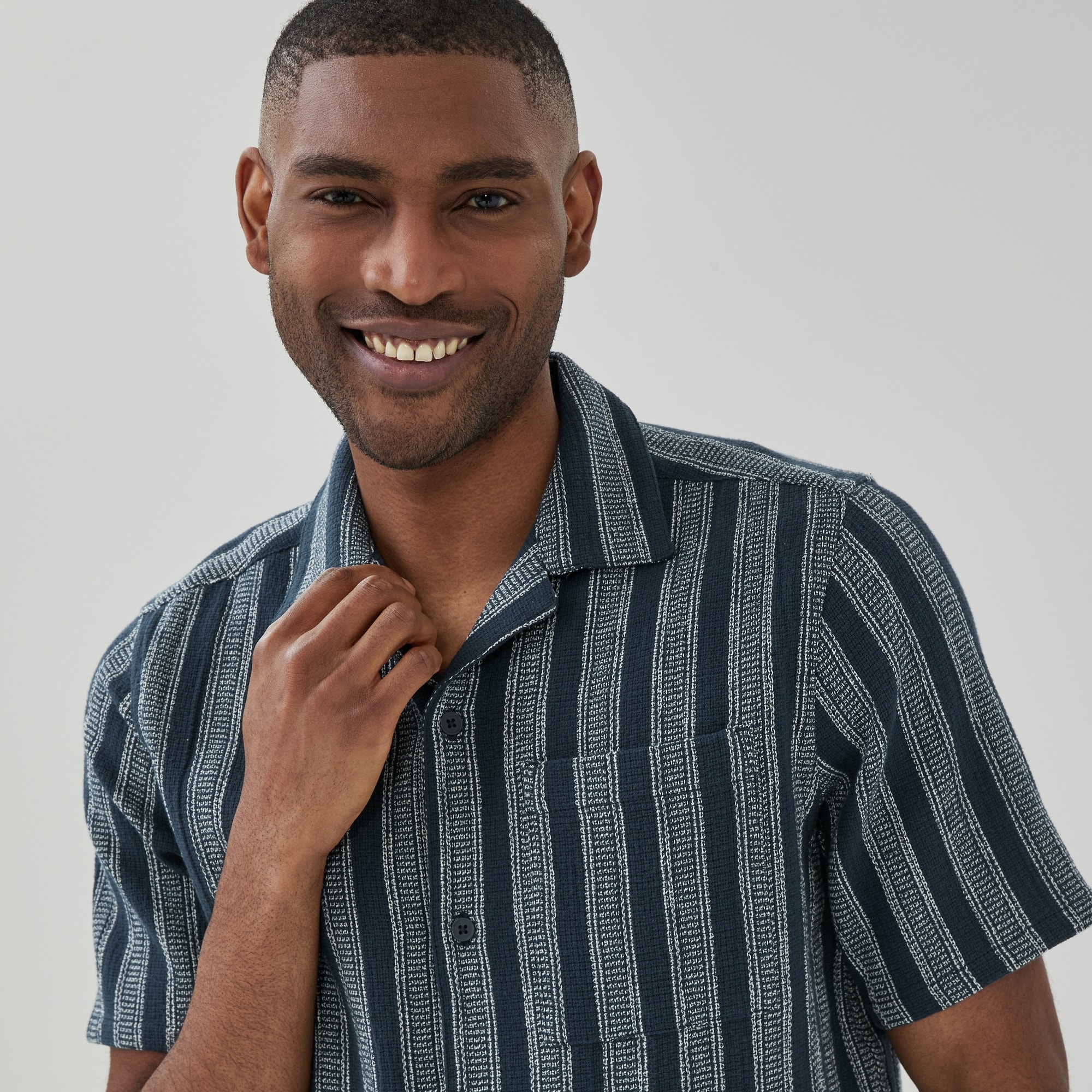 Chemise à col cubain pour hommes in Marine from Joe Fresh