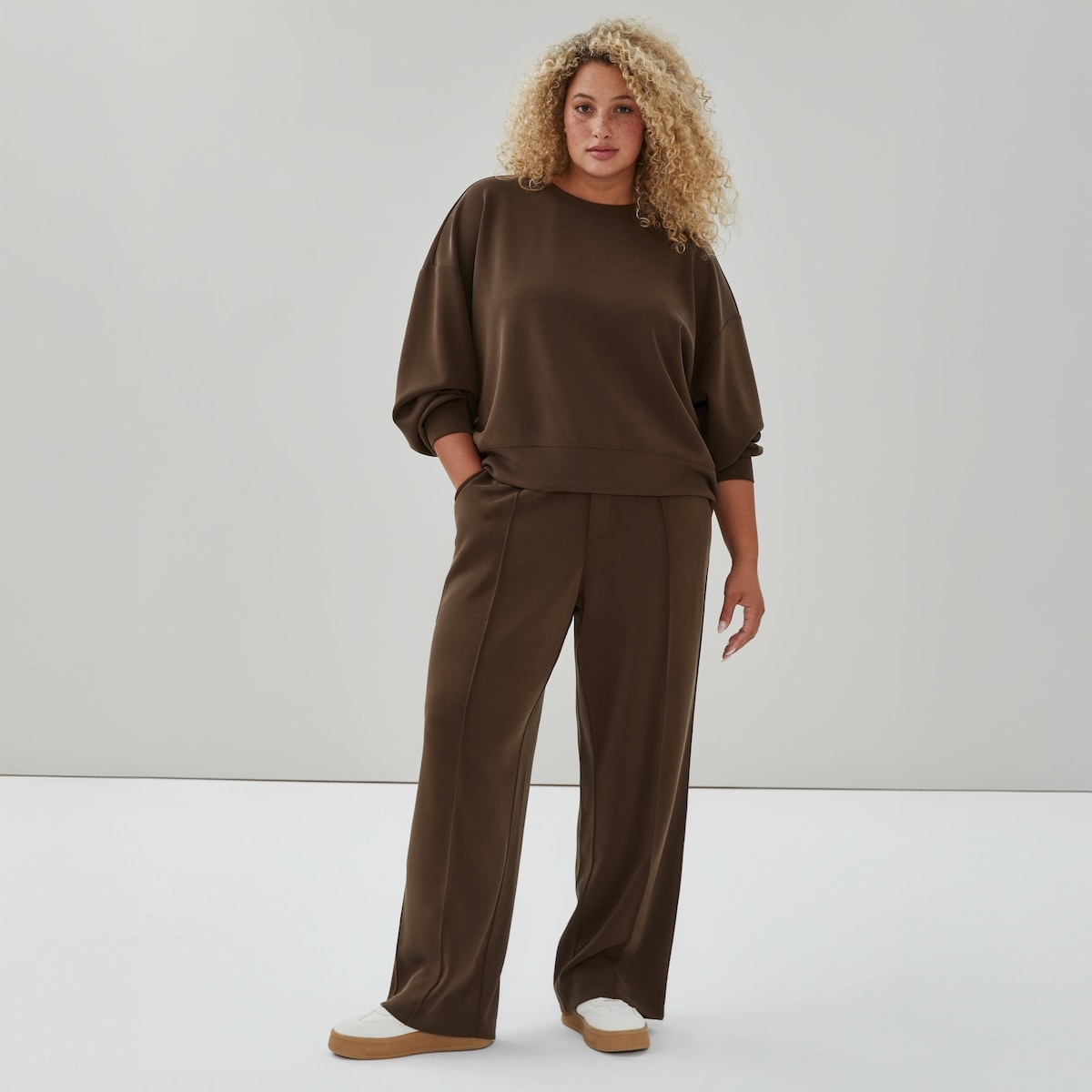 Pantalon molleton FiniDoux, plis nervurs, femmes+ - Brun Fonc