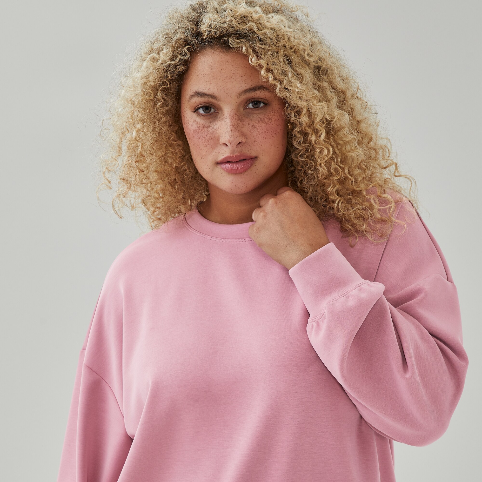 Women+ SoftWash Cropped Sweatshirt in Rose from Joe Fresh