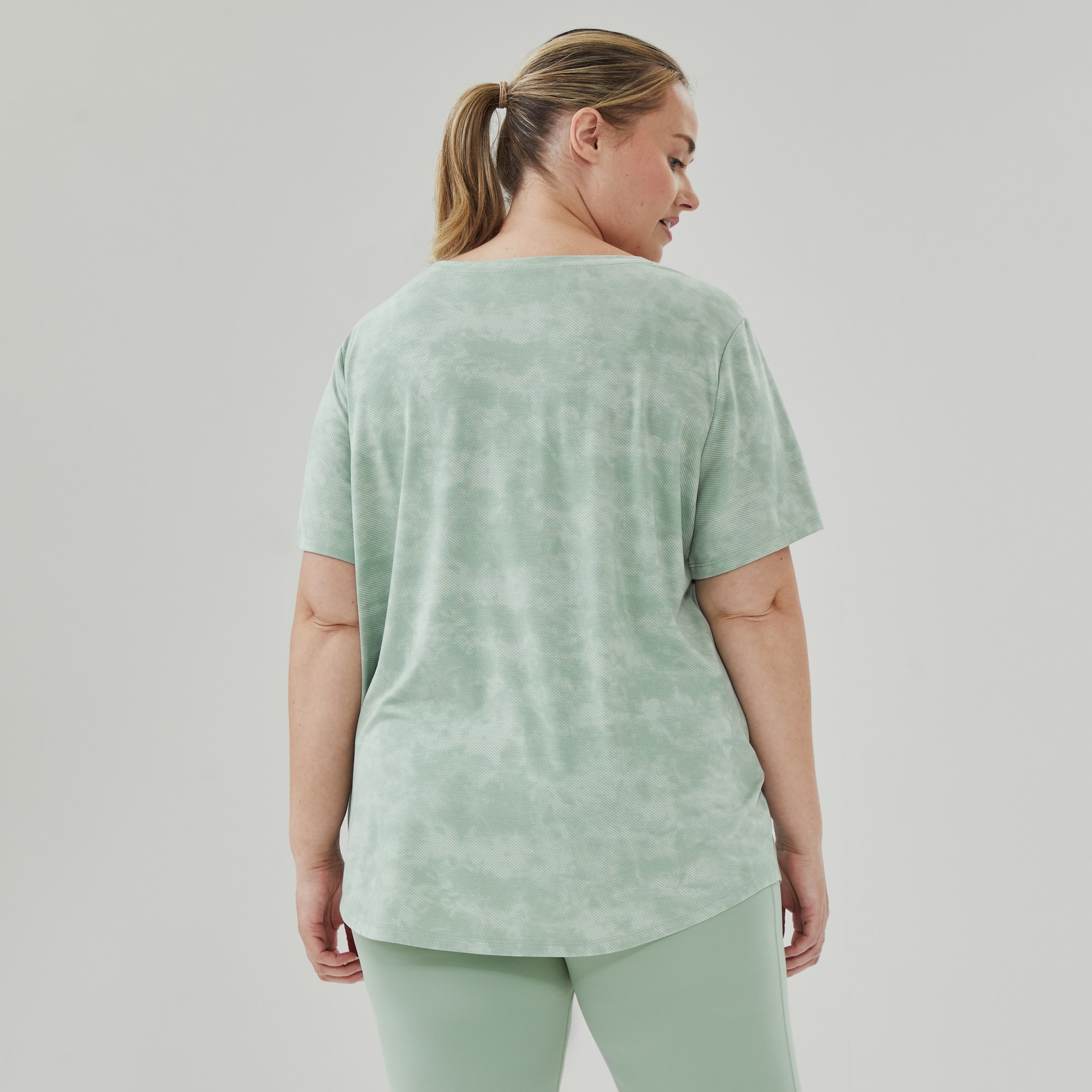 Women+ Active Scoop Neck T-Shirt