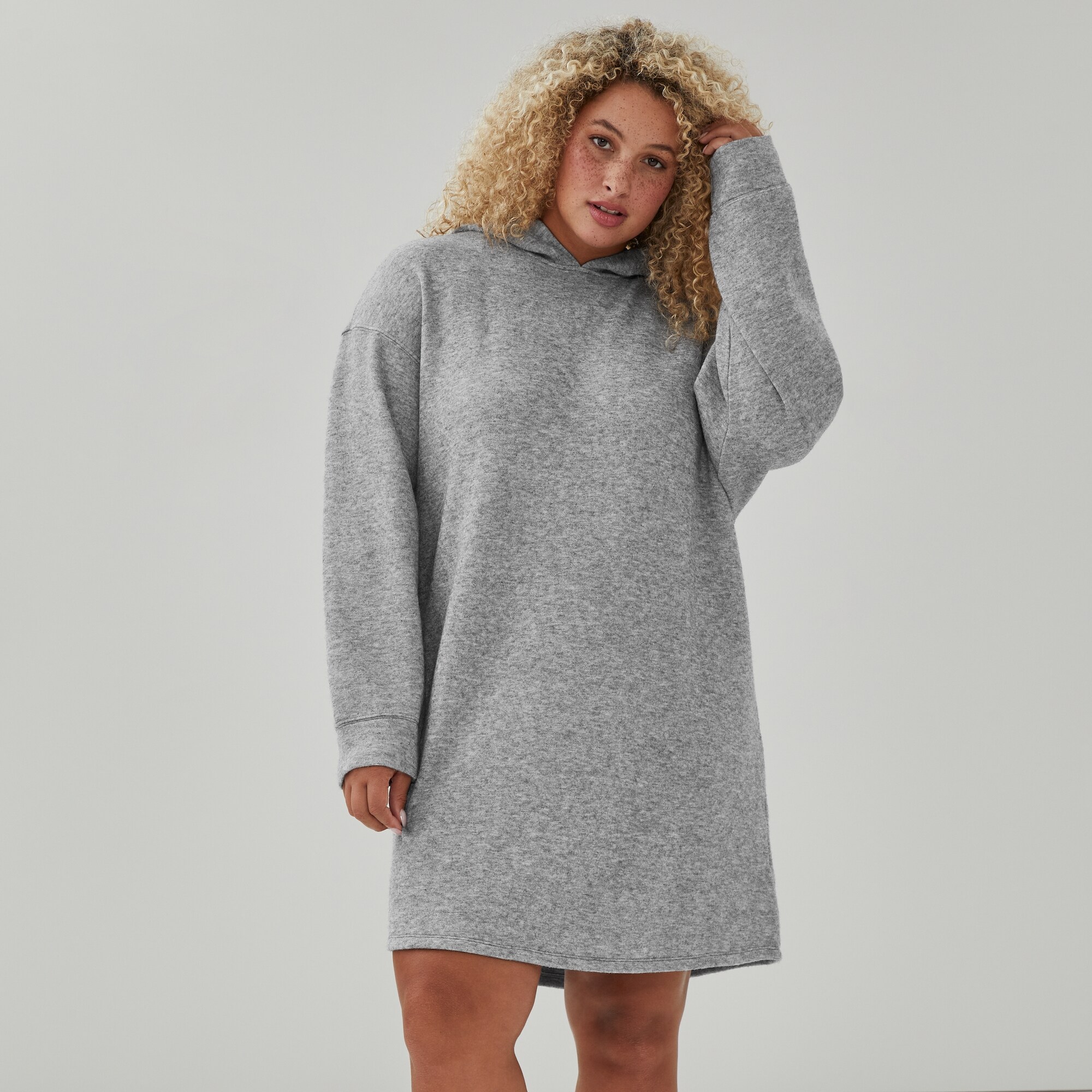 Robe mini à capuchon Femmes+