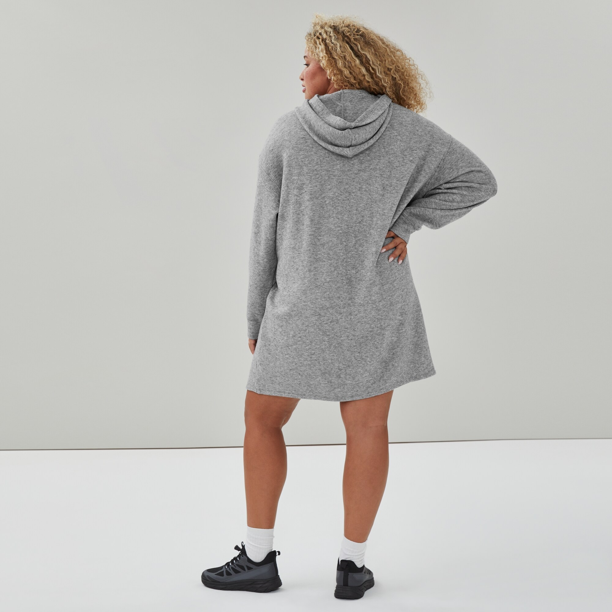 Robe mini à capuchon Femmes+