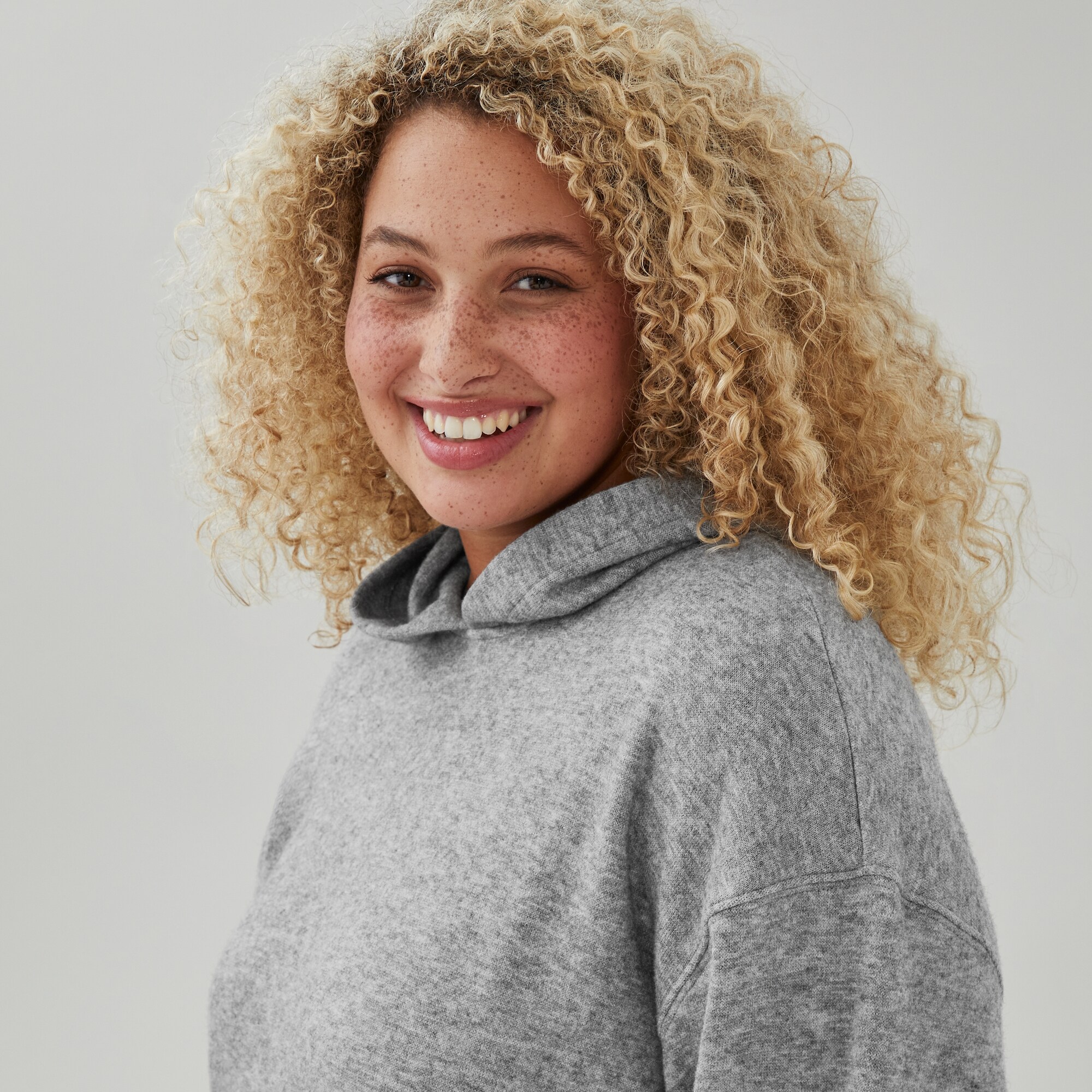 Robe mini à capuchon Femmes+