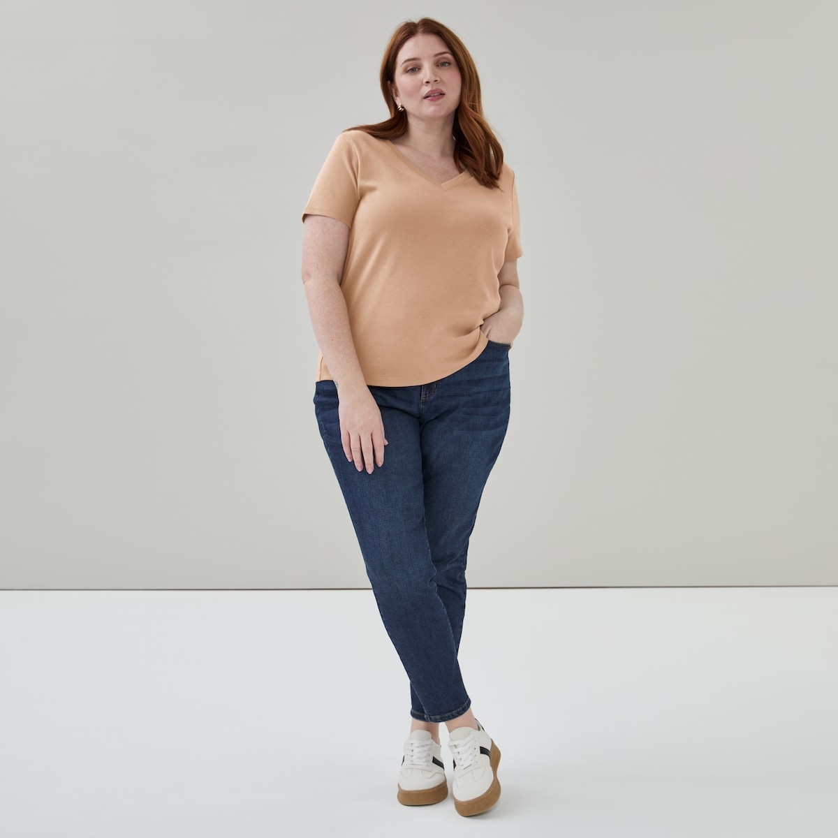 T-shirt essentiel colV coton biologique Femmes+ - Brun Ple