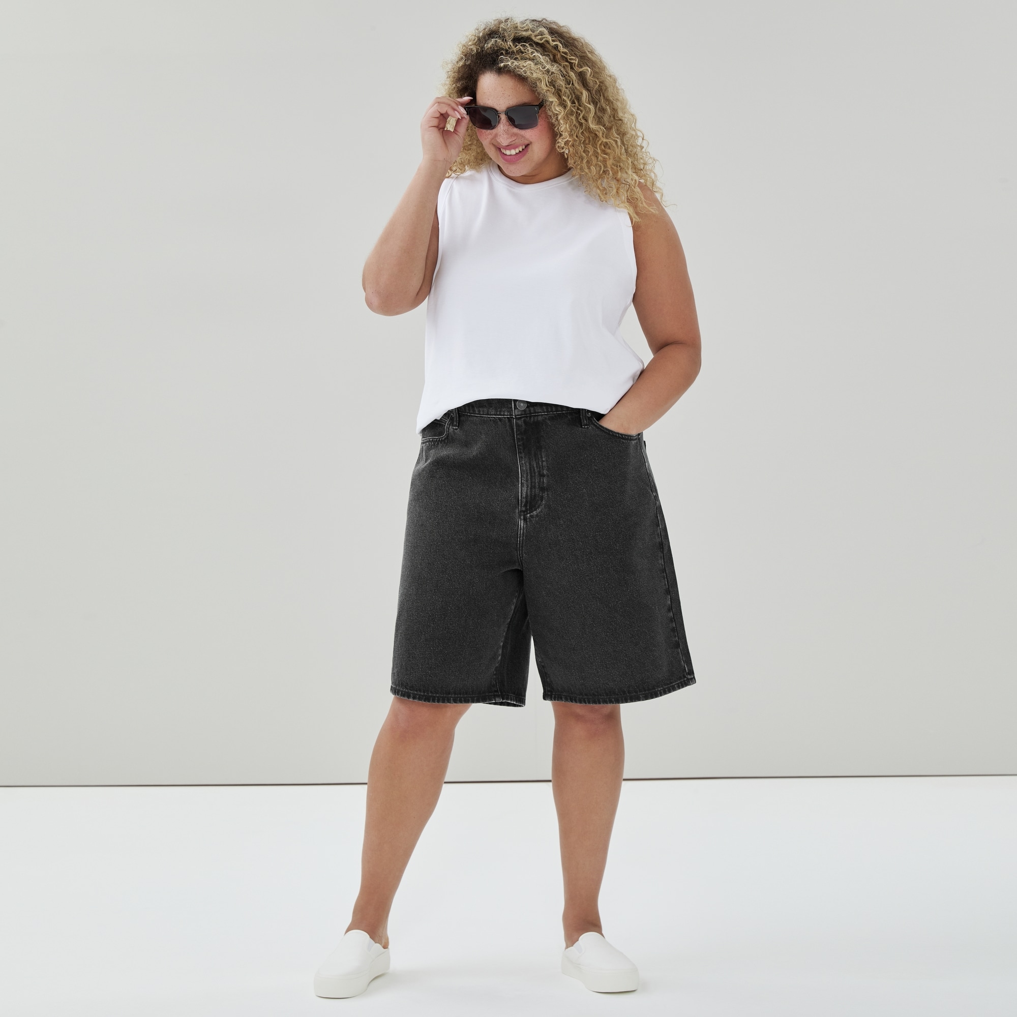 Bermuda ample en denim délavé foncé Femmes+ in Noir from Joe Fresh