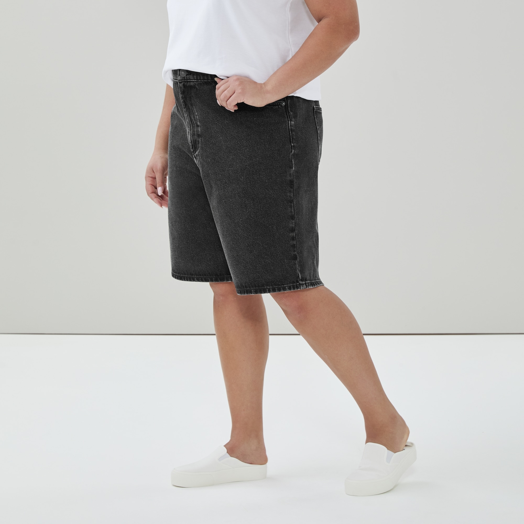 Bermuda ample en denim délavé foncé Femmes+ in Noir from Joe Fresh