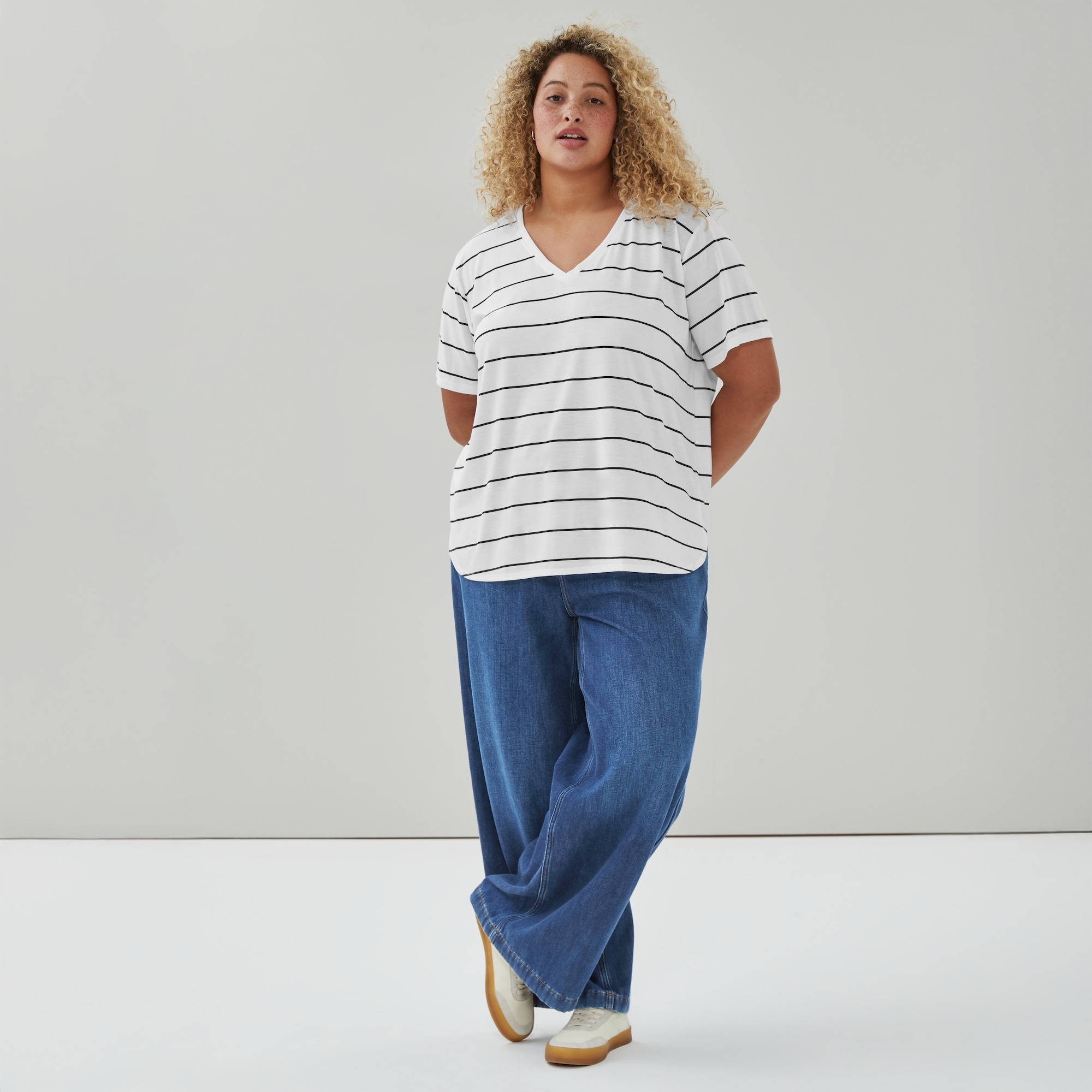 T-shirt rayé à col en V Femmes+