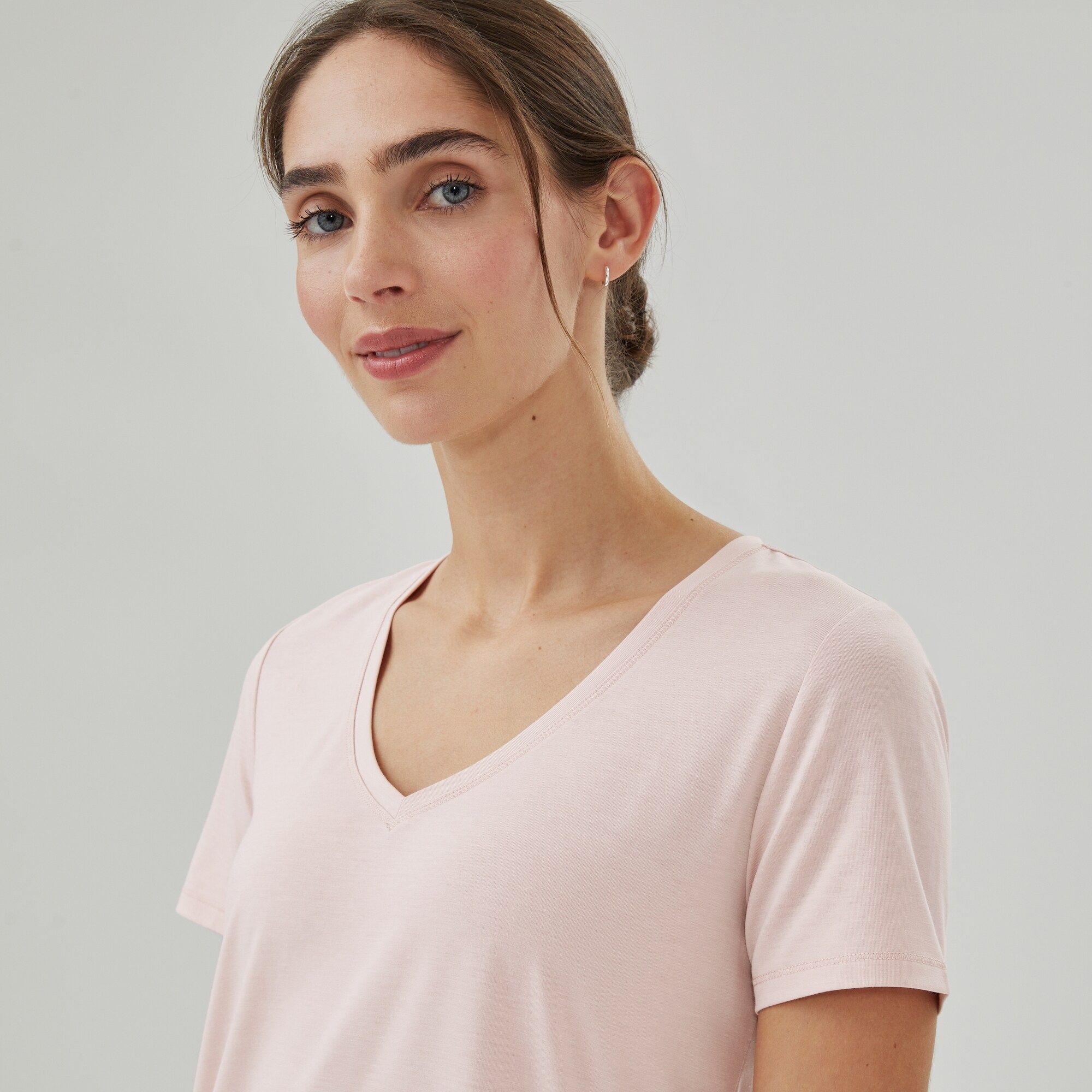 T-shirt sport à col en&nbsp;V
