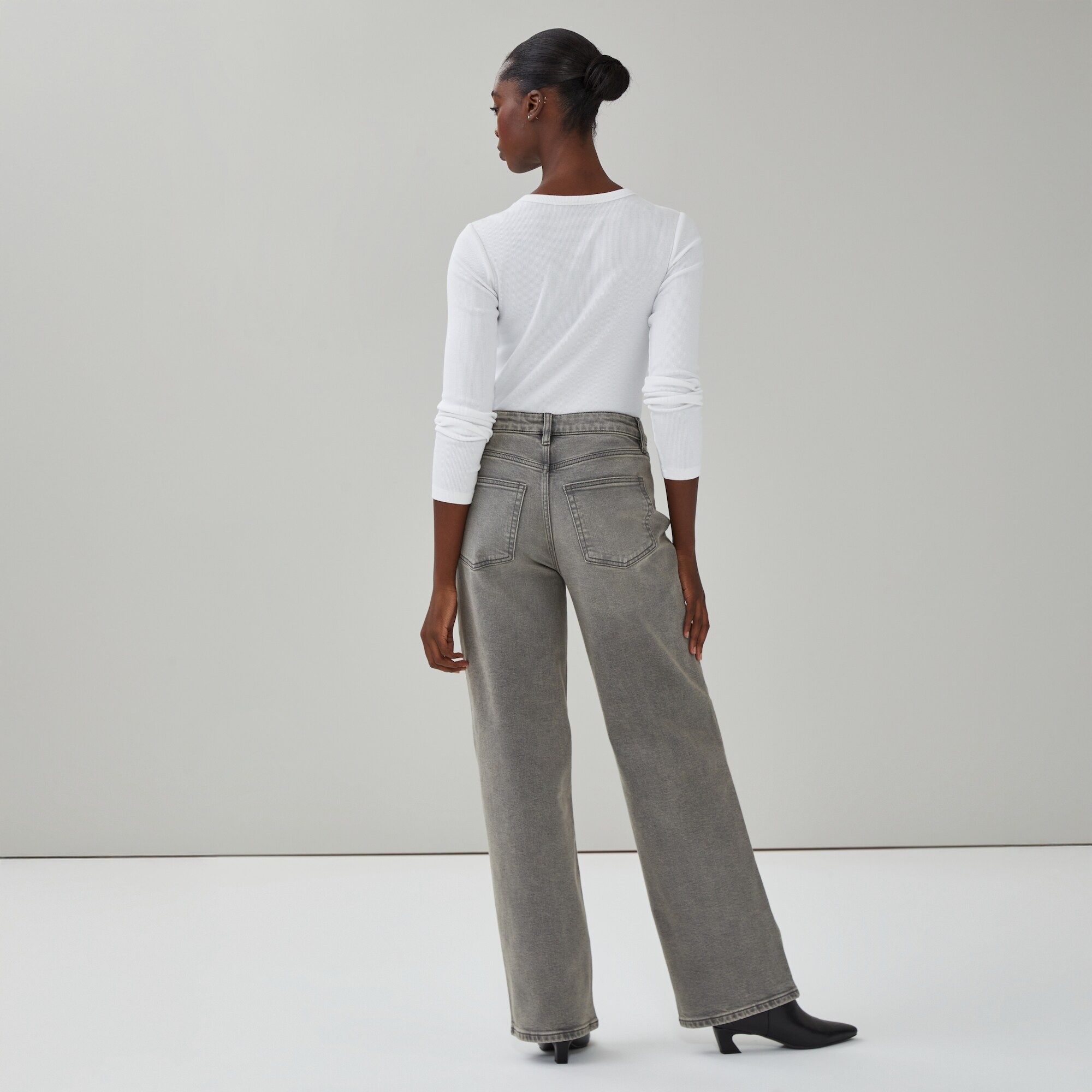 Jean délavé gris à taille haute et à jambe large