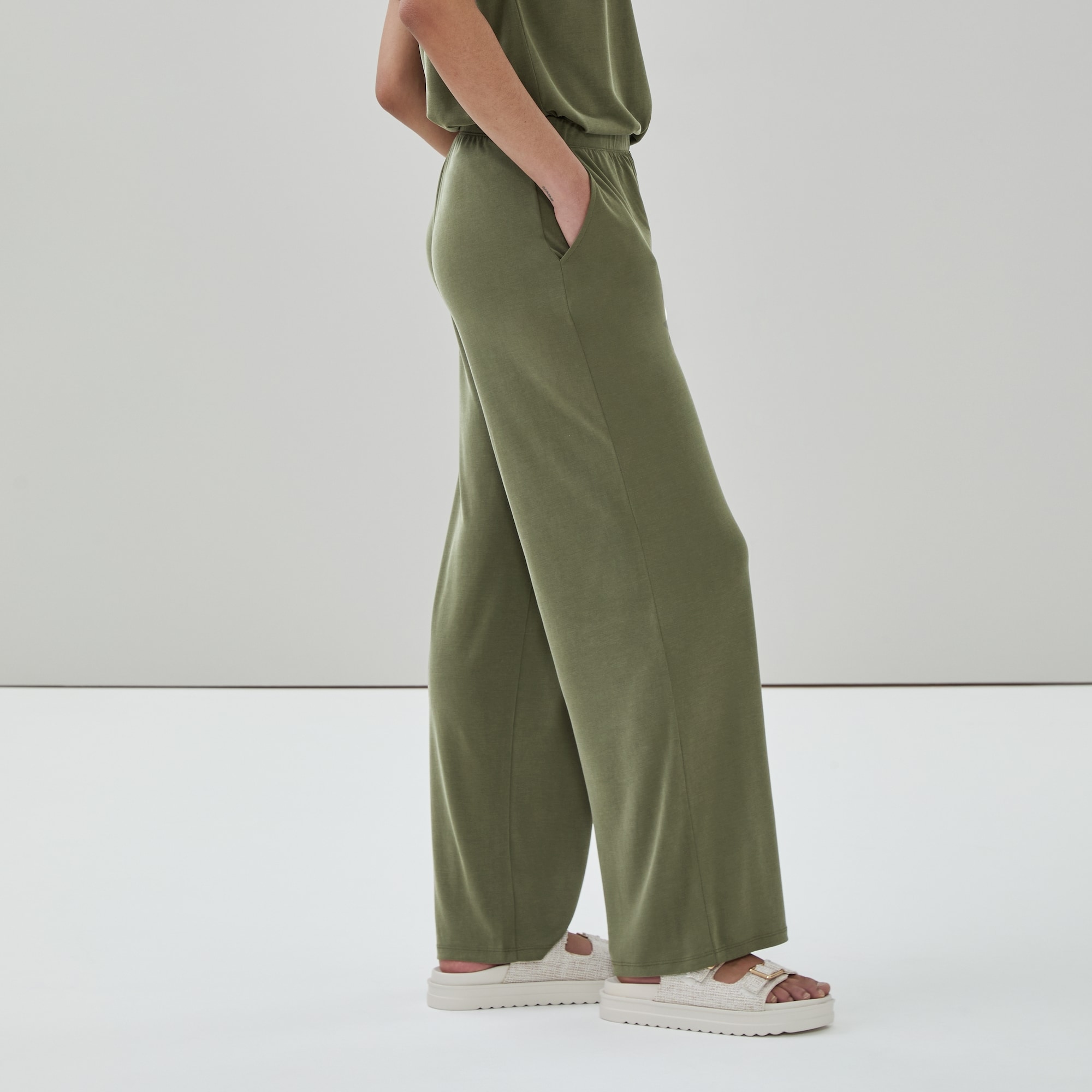 Pantalon usé à jambe large in Olive Foncé from Joe Fresh