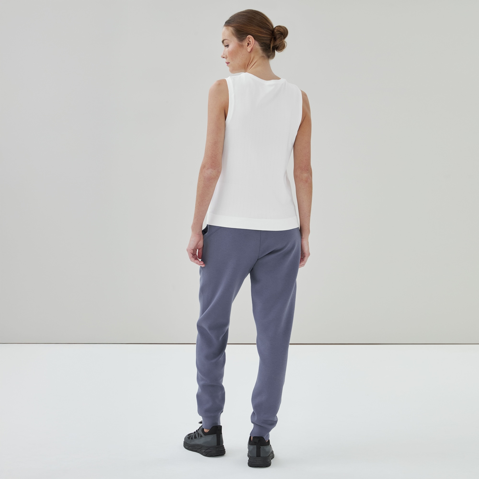 efu EATHER SLEEVELESS TOP ホワイトF Seamless Tank Top in White from Joe Fresh