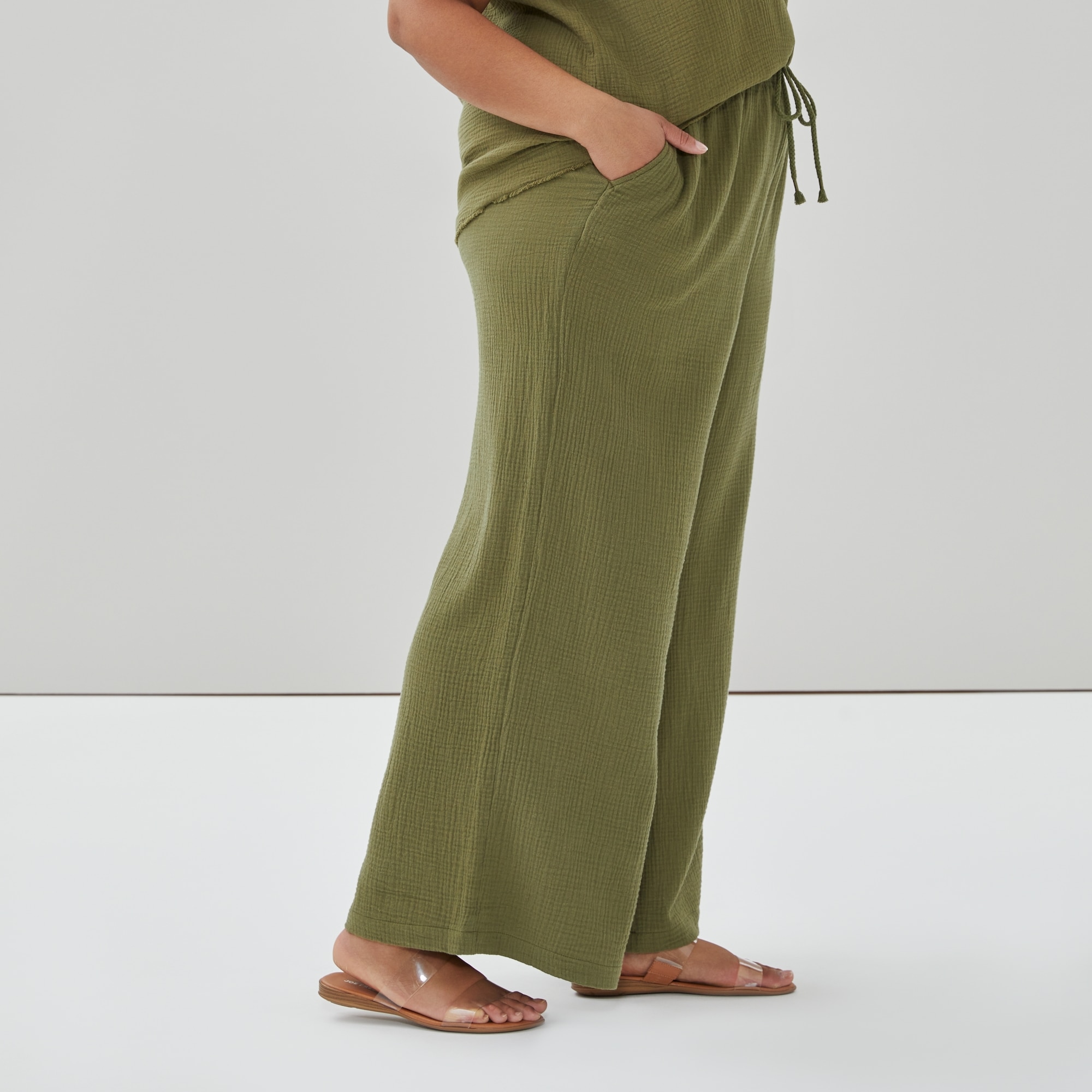 Women+ Crinkle Gauze Pant in Olive from Joe Fresh