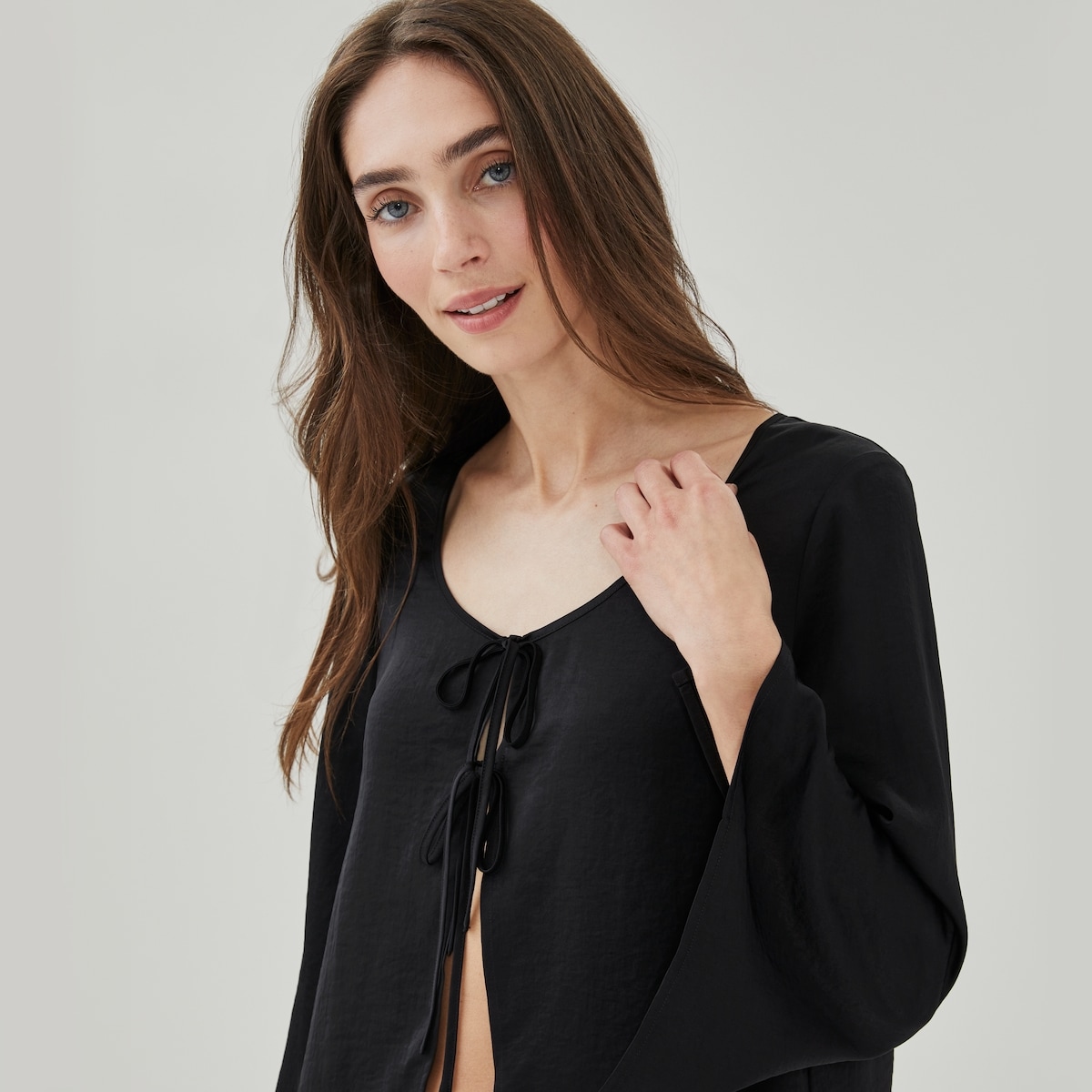 Haut de dtente avec attache avant en satin