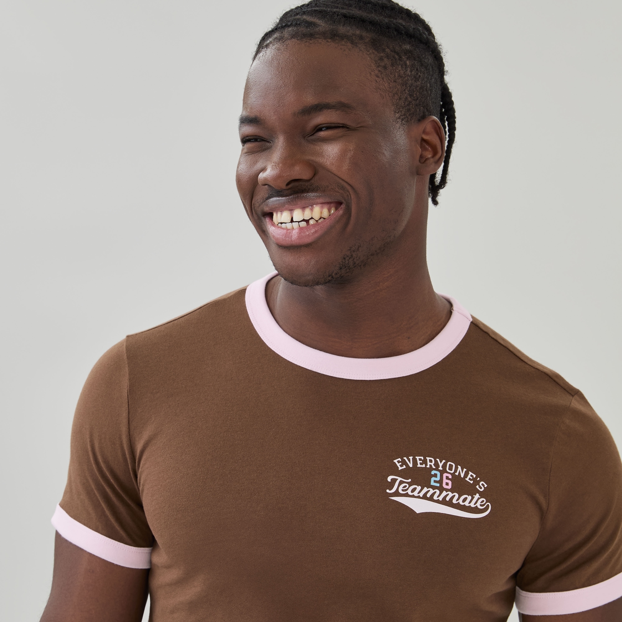 T-shirt à bordure contrastante Fierté pour adultes