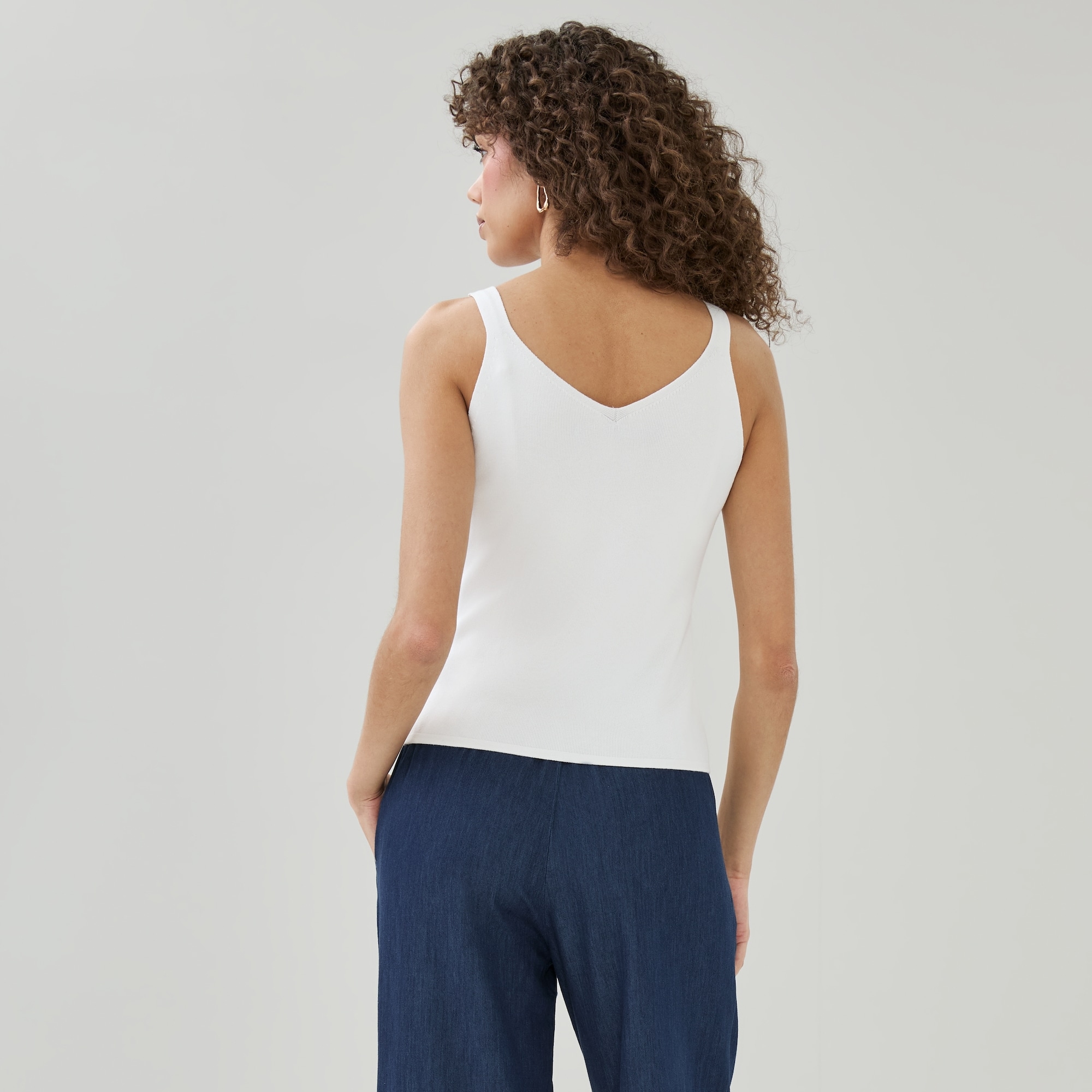 efu EATHER SLEEVELESS TOP ホワイトF Knit V-Neck Tank in Bright White from Joe Fresh