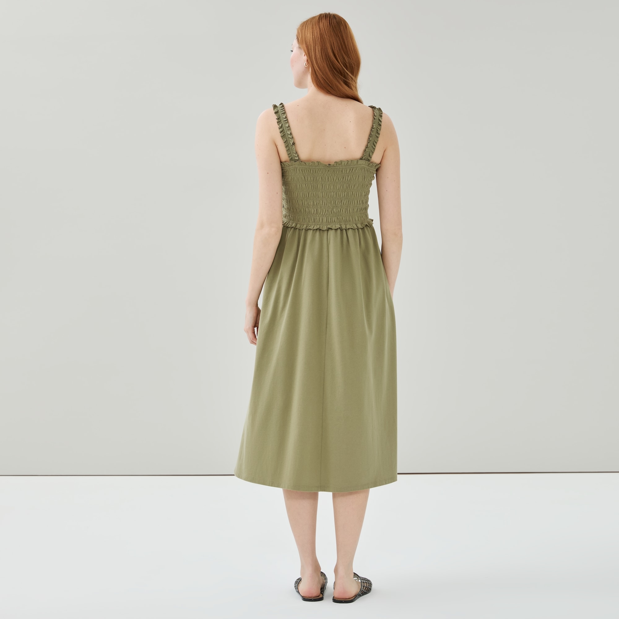 スローブイエナ　habi JQ Cami Dress Robe cami midi à fronces in VERT POUSSIEREUX from Joe Fresh