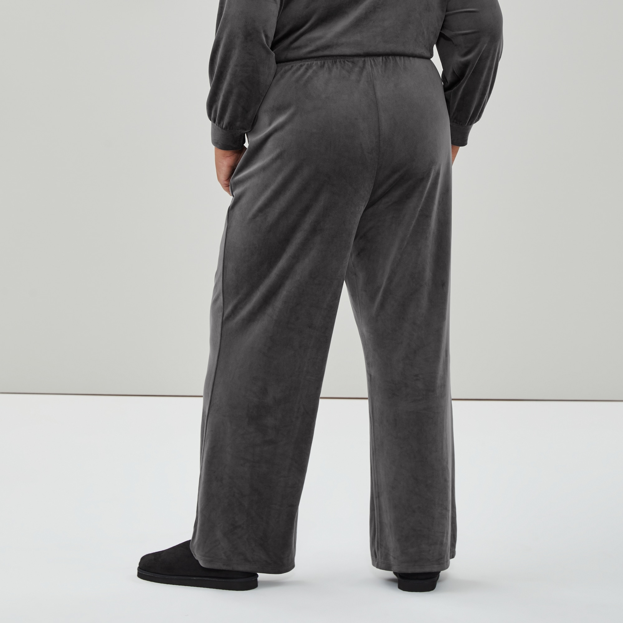 w5wp064771_ash_grey_on_figure_