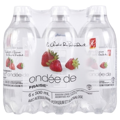 Boisson à base d'eau naturellement aromatisée aux fruits, ondée de fraise