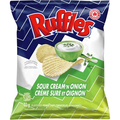 Croustilles de pommes de terre, crème sure et oignons