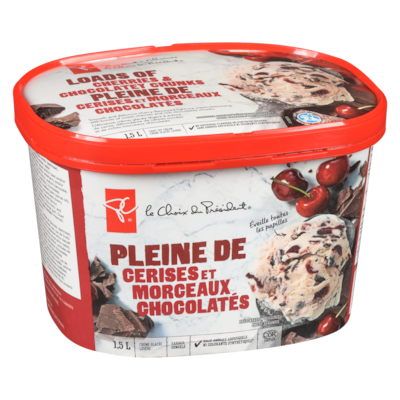 Crème glacée légère pleine de cerises et morceaux chocolatés