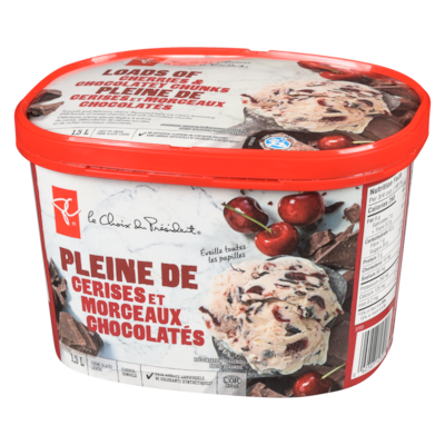 Crème glacée légère pleine de cerises et morceaux chocolatés