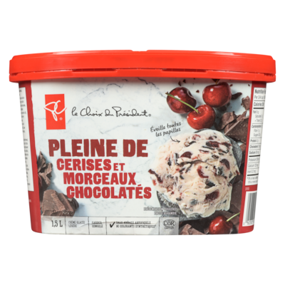 Crème glacée légère pleine de cerises et morceaux chocolatés