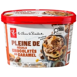 Crème glacée légère pleine de régals chocolatés au caramel