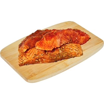Portion de saumon de l’Atlantique frais, assaisonnement aux herbes et ail