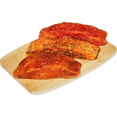 Portion de saumon de l’Atlantique frais, assaisonnement aux herbes et ail