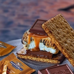 Lindt Milk Chocolate Caramel Squares, Bag - 151 g | Dominion