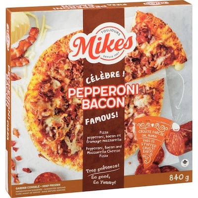 Pizza pepperoni, bacon et fromage mozzarella