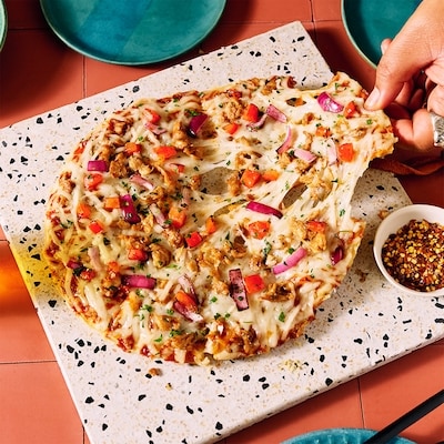 Pizza barbecue au poulet végétal sans produits laitiers