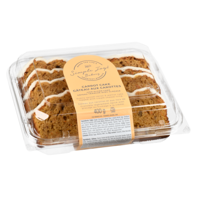 Simple Joys Bakery gâteau tranché avec glaçage gâteau aux carottes