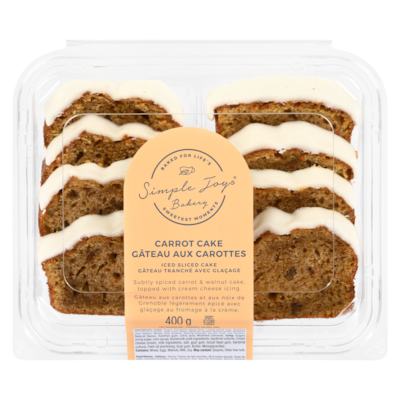 Simple Joys Bakery gâteau tranché avec glaçage gâteau aux carottes