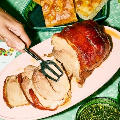 Rôti d’épaule de porc picnic assaisonné Porchetta