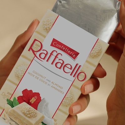 Tablette de chocolat de qualité supérieure, chocolat blanc avec noix de coco et aux amandes